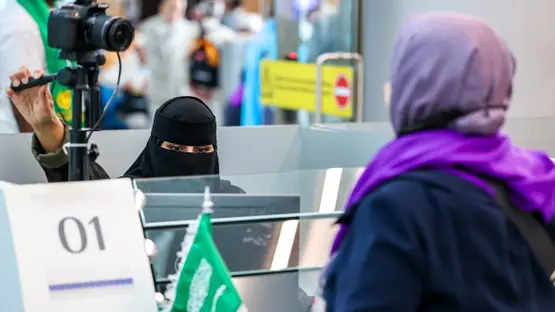 تصل إلى 50,000 ريال.. غرامة التأخر عن المغادرة عقب انتهاء تأشيرة دخول السعودية