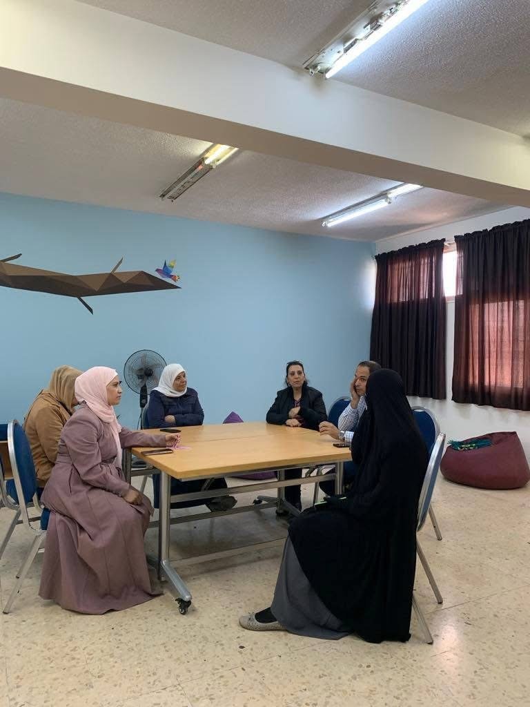 مدرسة الأميرة بسمة الثانوية للبنات تستضيف النقيب القرعان من إدارة مكافحة المخدرات – صور