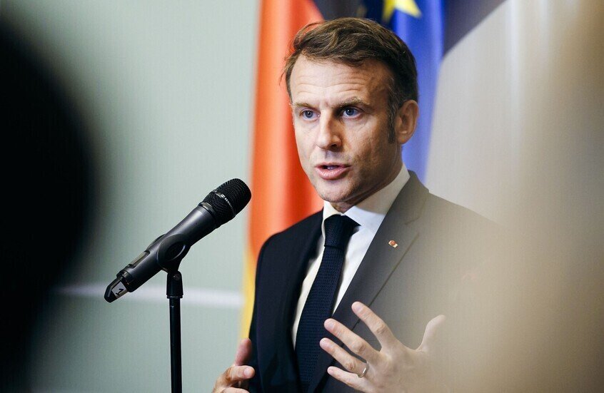 ماكرون يتعهد بإعادة المجوهرات المسروقة من متحف اللوفر