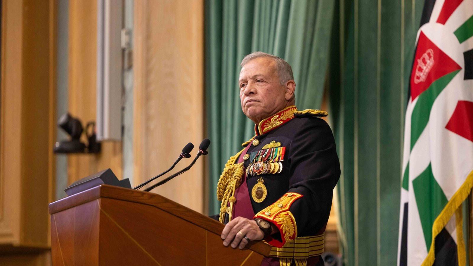 الملك يؤكد على ضرورة الاستمرار في تنفيذ رؤية التحديث الاقتصادي