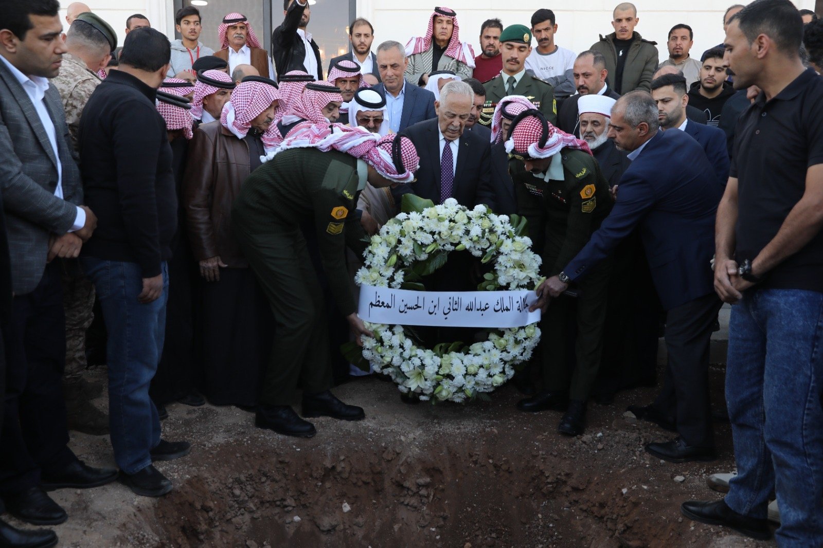 مندوبا عن الملك وولي العهد.. العيسوي يشارك في تشييع جثمان الوزير والعين والنائب الأسبق جمال حديثه الخريشا – صور