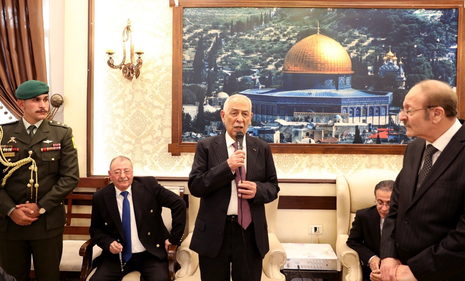 مندوبا عن الملك وولي العهد. العيسوي يعزي عشائر القاضي والشرايعة والمجالي ومنّاع