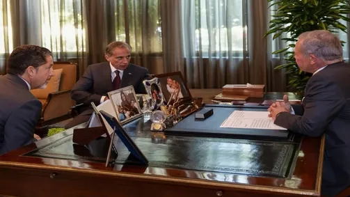 الديوان الملكي ينشر صورة للملك خلال اجتماعه مع رئيس الوزراء