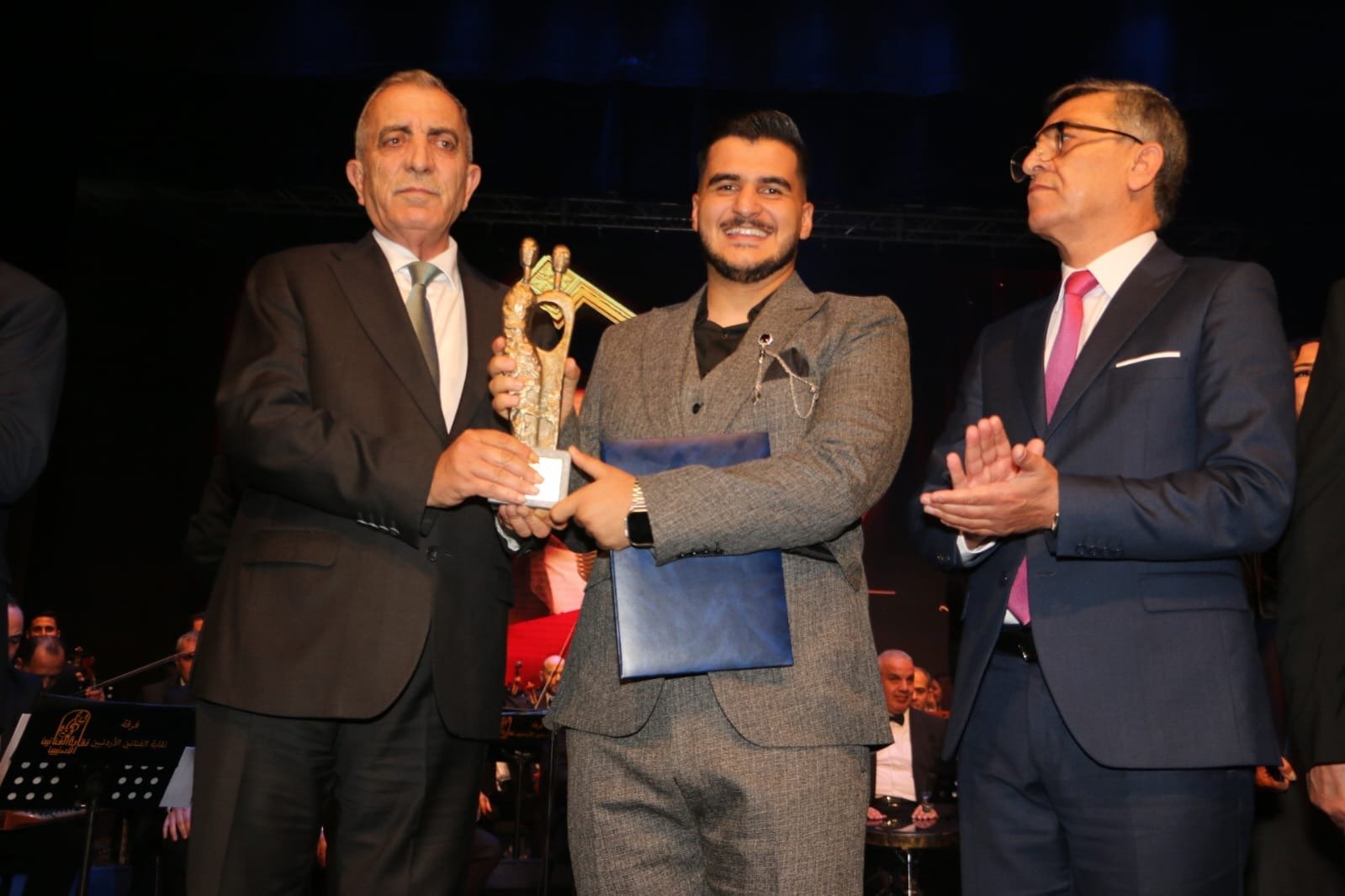 فوز أغنية “بيت بآل البيت” لأسامة المشلح بالجائزة الاولى في مهرجان الاغنية الاردنية 